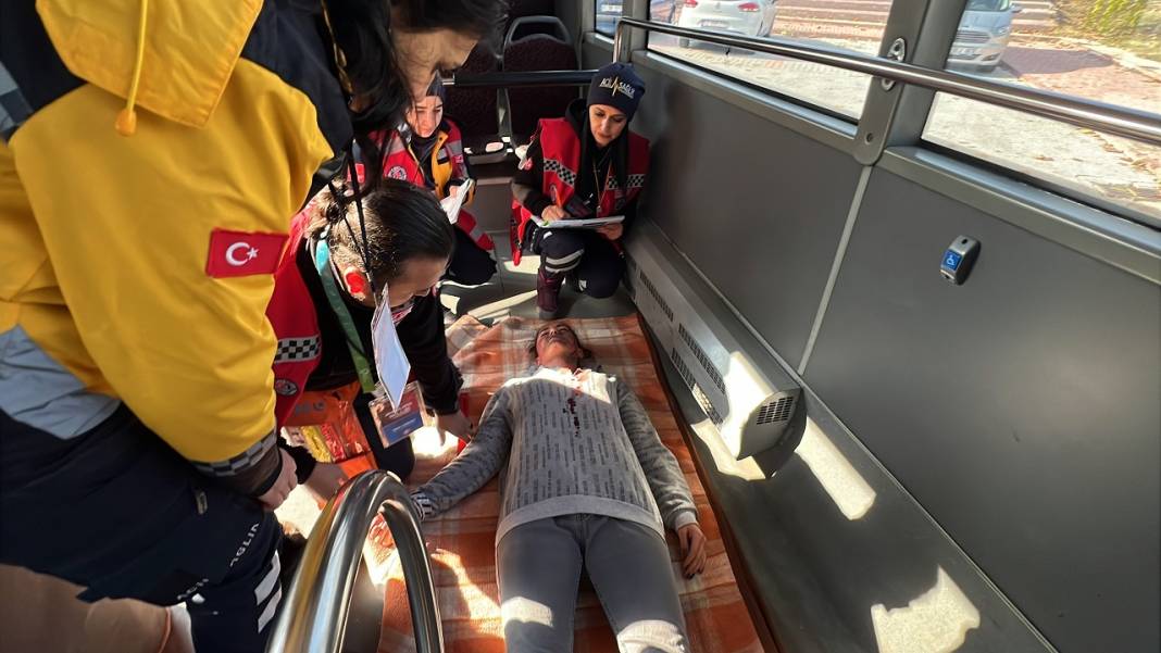 Yerde acıyla kıvranak yatan insanlar, kopan feryatlar! Konya'da görenler gerçek sandı! 4